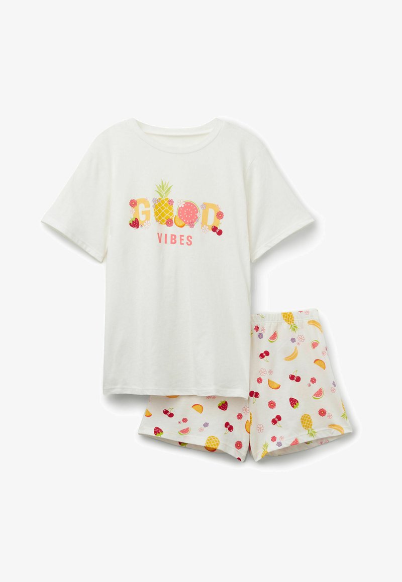 Weißes Baumwoll-T-Shirt mit kurzen Ärmeln und buntem Obst- und Blumenmotiv, kombiniert mit weißen Shorts, die ein Obstmuster in verschiedenen Farben aufweisen.
