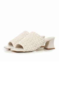 Witte hakken sandalen met een geweven structuur, open teen ontwerp en een unieke hoekige blokhak. Gladde afwerking met een subtiele glans.