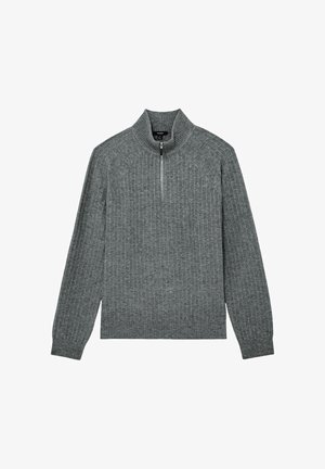 Szürke kötött pulóver magas gallérral és fél cipzáras záródással. Bordázott textúrával és raglán ujjakkal rendelkezik a strukturált megjelenés érdekében.