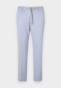 Pantaloni casual bleu deschis, fabricați dintr-un material moale, având un sistem de închidere cu șnur, accent cu nasture și un design cu pantaloni conici, cu o textură netedă.