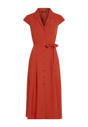 Robe chemise rouge à manches courtes, ceinture à la taille et jupe plissée ; présente un motif texturé sur toute la surface. Tissu lisse.