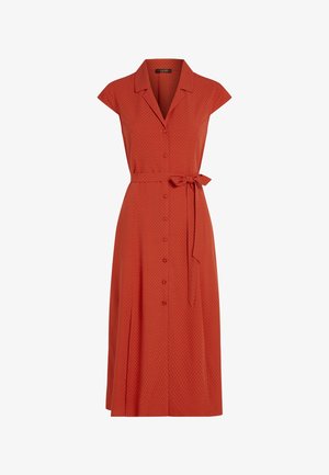Rode blousejurk met korte mouwen, tailleceintuur en geplooide rok; heeft een gestructureerd patroon over het hele oppervlak. Gladde stof.