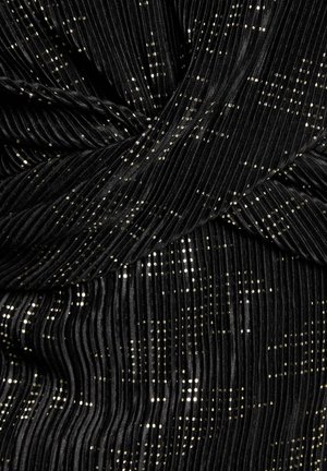 Tessuto nero plissettato con paillettes dorate, caratterizzato da un modello texturizzato e dettagli arricciati, che creano un aspetto ondulato.