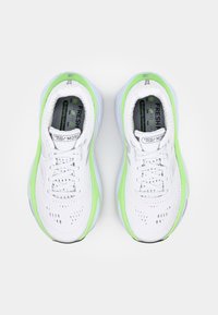 Een paar witte en neongroene hardloopschoenen met veters en labels met de tekst "Fresh Foam More", gezien vanuit de bovenkant tegen een witte achtergrond.