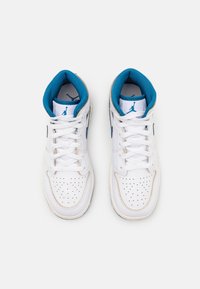 Beli visoki športni čevlji s poudarki v modri barvi, z perforiranim prstnim delom, belimi vezalkami in oblazinjenim ovratnikom za podporo.
