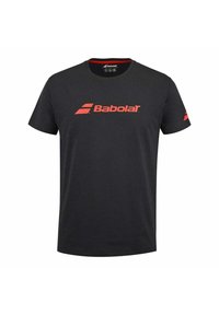Camiseta de manga corta negra con el logo rojo de Babolat centrado en el pecho y un logo más pequeño en la manga izquierda, estilo cuello redondo.