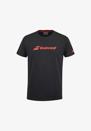 Camiseta de manga corta negra con el logo rojo de Babolat centrado en el pecho y un logo más pequeño en la manga izquierda, estilo cuello redondo.