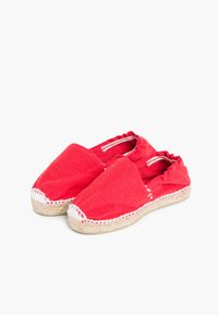 Scarpe espadrillas rosse con superiore in tela, lati elasticizzati e suola in iuta intrecciata, caratterizzate da un dettaglio di cucitura bianca lungo il bordo.