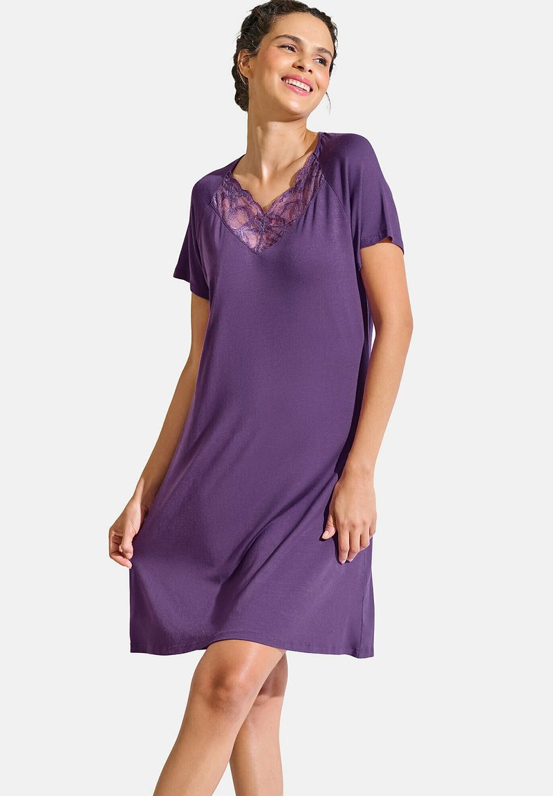 Nuisette violette à manches courtes avec des finitions en dentelle autour du col en V. Tissu doux et léger, forme en A, longueur au genou, texture lisse.