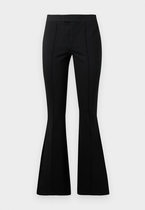 Pantaloni neri svasati realizzati in tessuto elasticizzato, con una trama liscia, vita e cuciture strutturate che scorrono lungo la parte anteriore e posteriore.