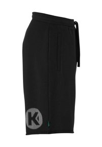 Shorts de sport noirs fabriqués dans un tissu lisse, dotés d'une taille élastique, de poches latérales et d'un logo rond avec un motif en maille.