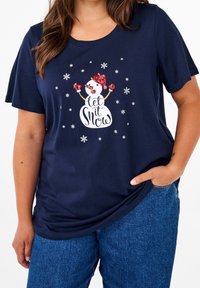 Mörkblå bomulls T-shirt med korta ärmar har en snögubbe grafik och texten "Låt det snöa", omgiven av vita snöflingor.