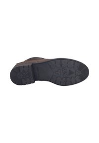Bota de ante marrón con suela de goma negra que presenta un patrón de textura para mayor agarre. El tacón es ligeramente elevado y redondeado.