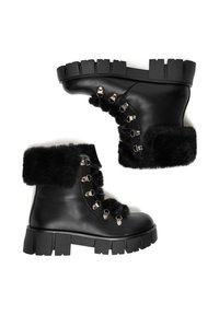 Černé kožené kotníkové boty s kožešinovým lemem, se stříbrnými prvky a robustní, texturovanou černou podrážkou. Šněrování na boku.