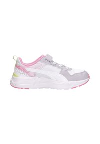 Baskets de sport blanches et roses avec une bride à scratch, une tige en mesh et cuir, et une semelle épaisse rembourrée.