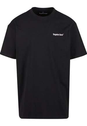 Camiseta de algodón negra con cuello redondo y mangas cortas. Presenta un logo de texto en blanco "caras olvidadas" en la parte izquierda del pecho.