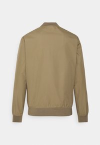 Chaqueta bomber caqui con una textura suave, cuello y puños de canalé, y cinturilla elástica. No presenta hardware visible ni detalles adicionales.