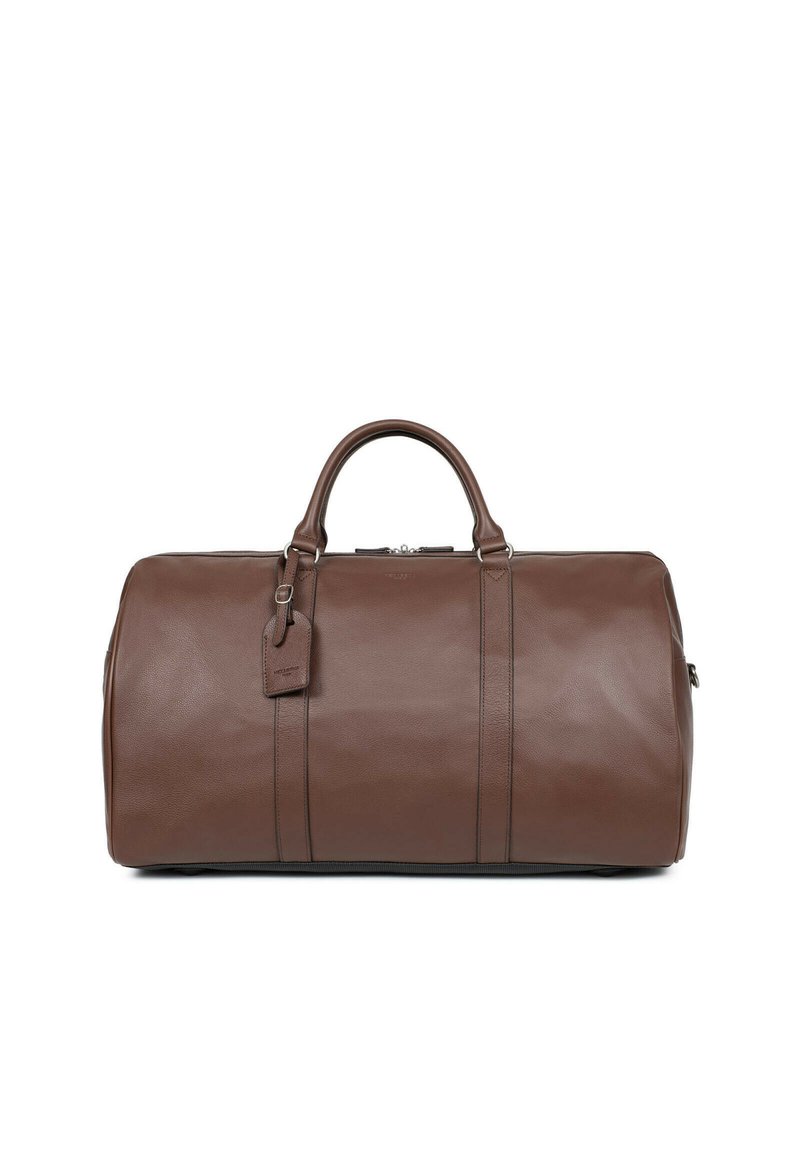 Borsa da viaggio in pelle marrone con texture liscia, manici superiori doppi, chiusura con zip e un'etichetta per i bagagli attaccata. Presenta dettagli con cuciture verticali.
