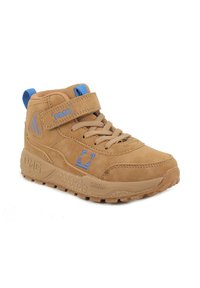 Sneaker mid-top in suede marrone con accenti blu, presenta una cintura in velcro, una chiusura con lacci, suola in gomma testurizzata e dettagli con logo.