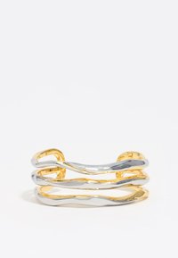 Pulsera de metal que presenta tres bandas entrelazadas en tonos plateados y dorados pulidos, con un diseño ondulado y texturizado y extremos redondeados.