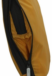 Borsa di tessuto gialla con cerniera nera e interno nero. L'esterno liscio presenta una tasca interna con bordo elasticizzato per una conservazione sicura.