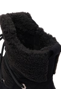 Boots negre cu glezna înaltă, cu un guler din lână moale și texturată, cu şireturi în faţă şi gauri metalice pentru şireturi. Material de tip suede, cu interior pufos.