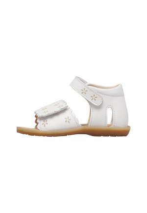 Sandalo bianco per bambino piccolo con ritagli floreali, bordi smerlati, due cinturini regolabili e suola in gomma marrone chiaro.