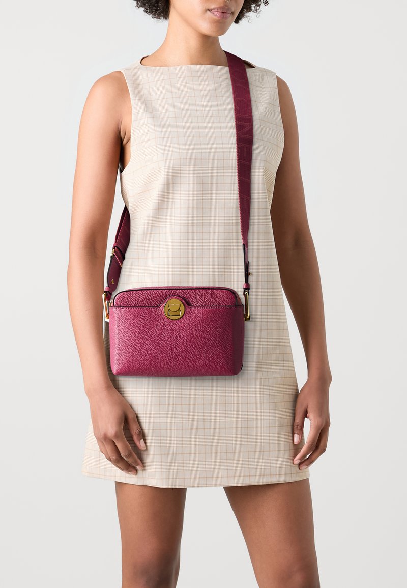Borsa a tracolla in pelle bordeaux con finitura testurizzata, accessori in oro, forma rettangolare e tracolla regolabile.