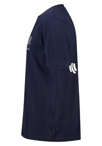 Camiseta de algodón azul marino de manga corta, con un diseño de árbol en la parte delantera y acentos abstractos en blanco en la manga derecha.