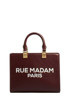 Borsa a mano in pelle color bordeaux con due manici superiori, caratterizzata da un audace testo bianco "RUE MADAM PARIS," accessori in oro e forma quadrata con texture liscia.