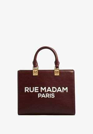Borsa a mano in pelle color bordeaux con due manici superiori, caratterizzata da un audace testo bianco "RUE MADAM PARIS," accessori in oro e forma quadrata con texture liscia.