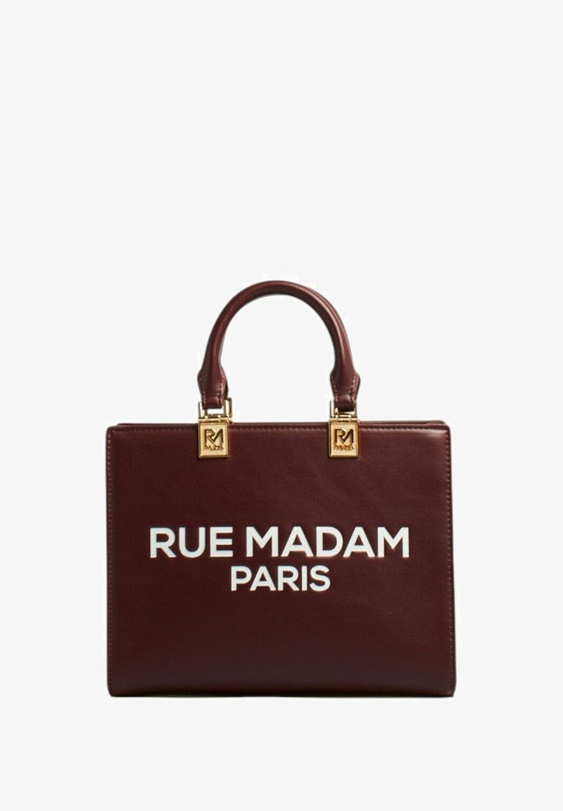 Borsa a mano in pelle color bordeaux con due manici superiori, caratterizzata da un audace testo bianco "RUE MADAM PARIS," accessori in oro e forma quadrata con texture liscia.