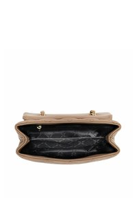 Beżowa skórzana torebka z plecionymi akcentami, szerokim otwarciem oraz czarnym wykończeniem wnętrza, które ma subtelny geometryczny wzór i kieszeń na zamek.