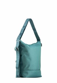 Borsa a spalla in tessuto verde con un design morbido e flessibile, caratterizzata da una tracolla decorata e una superficie liscia.