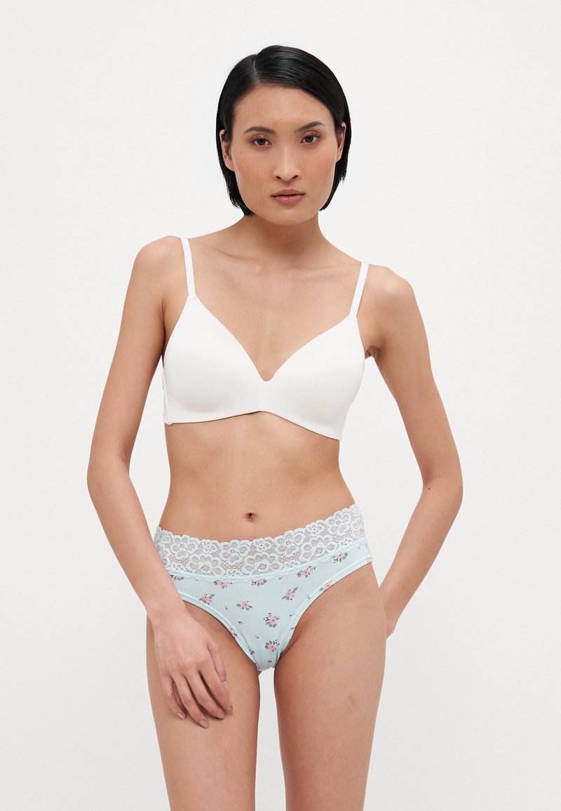 Sutien alb căptușit cu bretele ajustabile și chiloți florali cu imprimeu albastru deschis, care prezintă un tiv din dantelă. Material neted cu un design delicat.