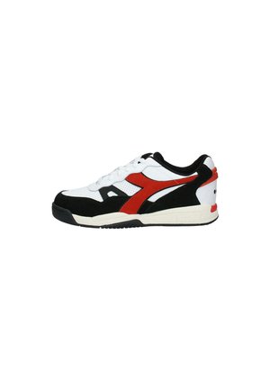 Sneaker bianco e nero con dettagli rossi, dotata di tomaia in mesh, sovrapposizioni in suede e suola in gomma. Lacci per una vestibilità regolabile.