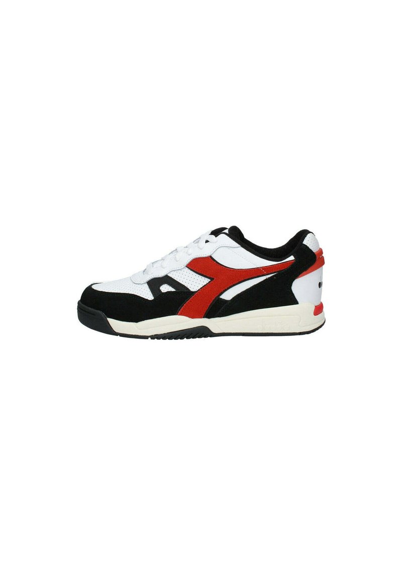 Sneaker bianco e nero con dettagli rossi, dotata di tomaia in mesh, sovrapposizioni in suede e suola in gomma. Lacci per una vestibilità regolabile.