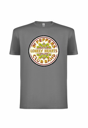 Grijze T-shirt met korte mouwen met een ronde, kleurrijke "Sgt. Pepper's Lonely Hearts Club Band" logo in het midden.