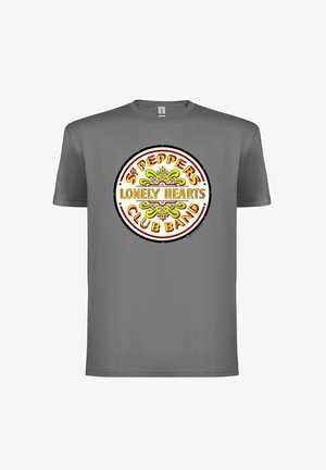 Šedé tričko s krátkým rukávem se středovým kruhovým, multikolorovým logem "Sgt. Pepper's Lonely Hearts Club Band".