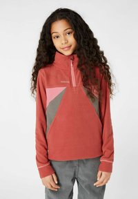 Pull en polaire rouge avec une fermeture éclair quart, présentant des accents géométriques roses et gris. Texture douce, coupe décontractée et poche avant.
