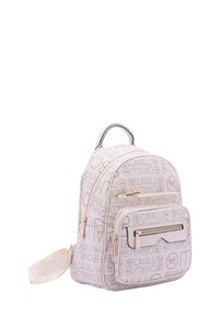Zaino bianco con branding dorato Cavalli, tessuto liscio, design trapuntato, tasca frontale con zip e spallacci regolabili doppi.