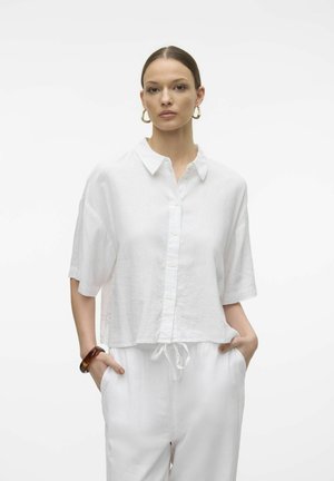 Chemise blanche en lin à manches courtes avec un devant à boutons et une coupe décontractée. Assortie à un pantalon blanc à cordon de serrage.