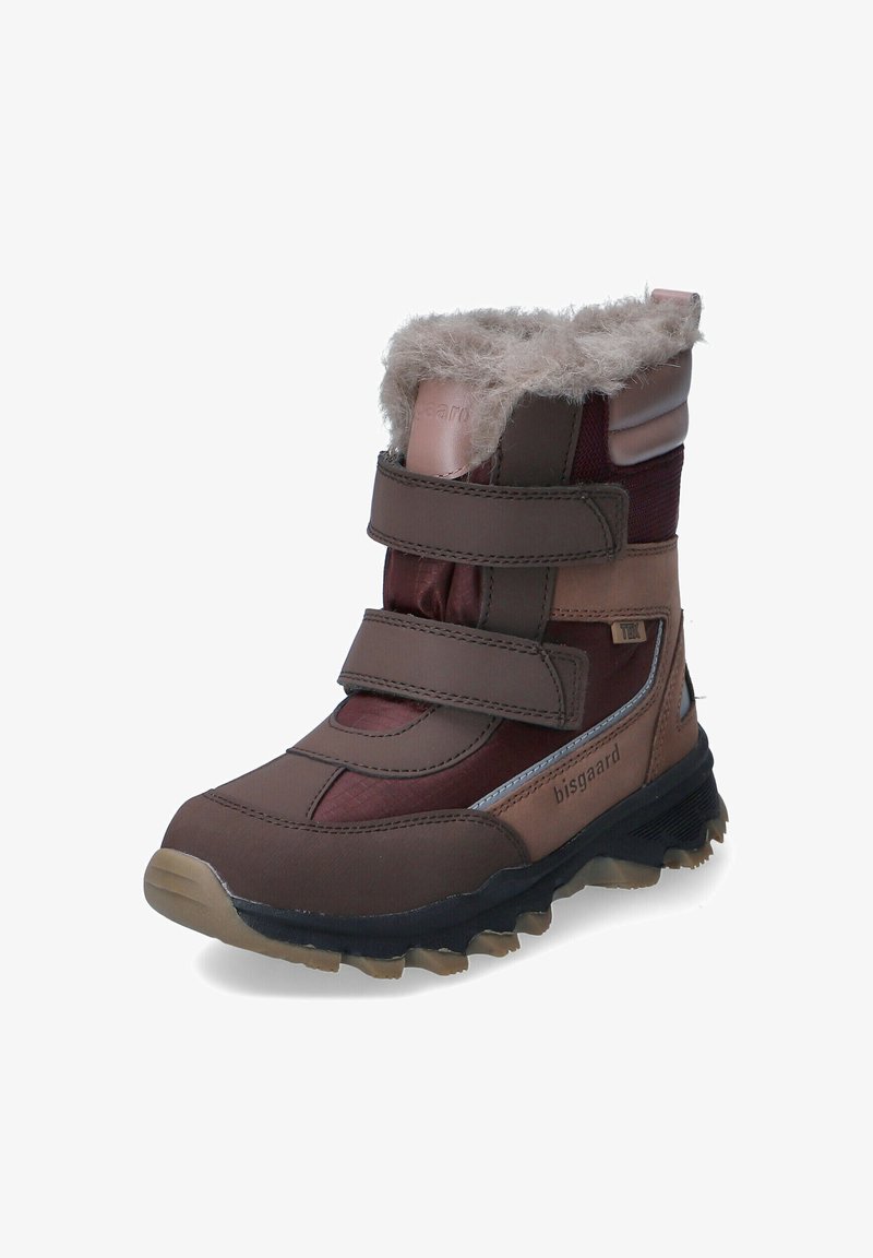 Botte marron imperméable avec deux straps Velcro, col en fourrure, tige en synthétique texturé et semelle robuste pour l'adhérence.