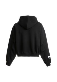 Sudadera recortada negra con mangas largas, capucha con cordón y dobladillo acanalado. Presenta una etiqueta de acento blanca en la manga izquierda. Textura de tela suave.