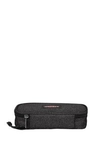 Estuche de lápices texturizado negro con cierre de cremallera, que presenta un pequeño parche con logotipo y una pestaña extraíble. Forma rectangular, diseño compacto.