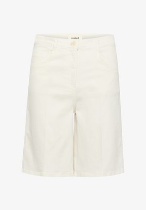 Weiße Denim-Shorts mit klassischem Schnitt, ausgestattet mit Front- und Gesäßtaschen, einem Reißverschluss und einem Knopfverschluss. Klare Linien und minimales Design.