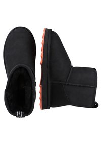 Czarne zamszowe botki za kostkę z fakturowanym czarnym wnętrzem i wytrzymałą gumową podeszwą w pomarańczowe akcenty z wzorem zygzaków.