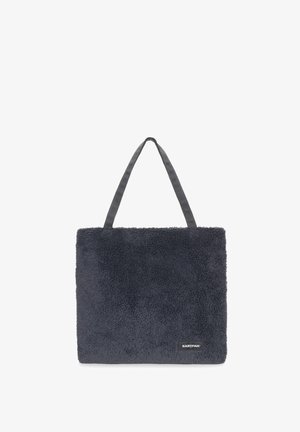 Bolso tote de color gris oscuro hecho de un tejido texturizado y afelpado. Cuenta con dos asas de tela resistentes. Etiqueta de la marca en la esquina inferior derecha.