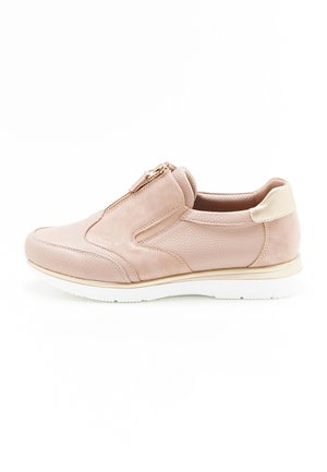 Sneaker slip-on in pelle rosa chiaro con zip laterale, colletto imbottito e suola in gomma bianca, mostrata in profilo laterale.