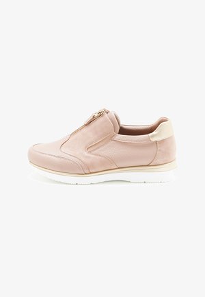 Sneaker slip-on in pelle rosa chiaro con zip laterale, colletto imbottito e suola in gomma bianca, mostrata in profilo laterale.